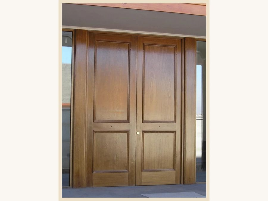 Puerta en 2 hojas MDF enchapada en Mara con molduras sobrepuestas