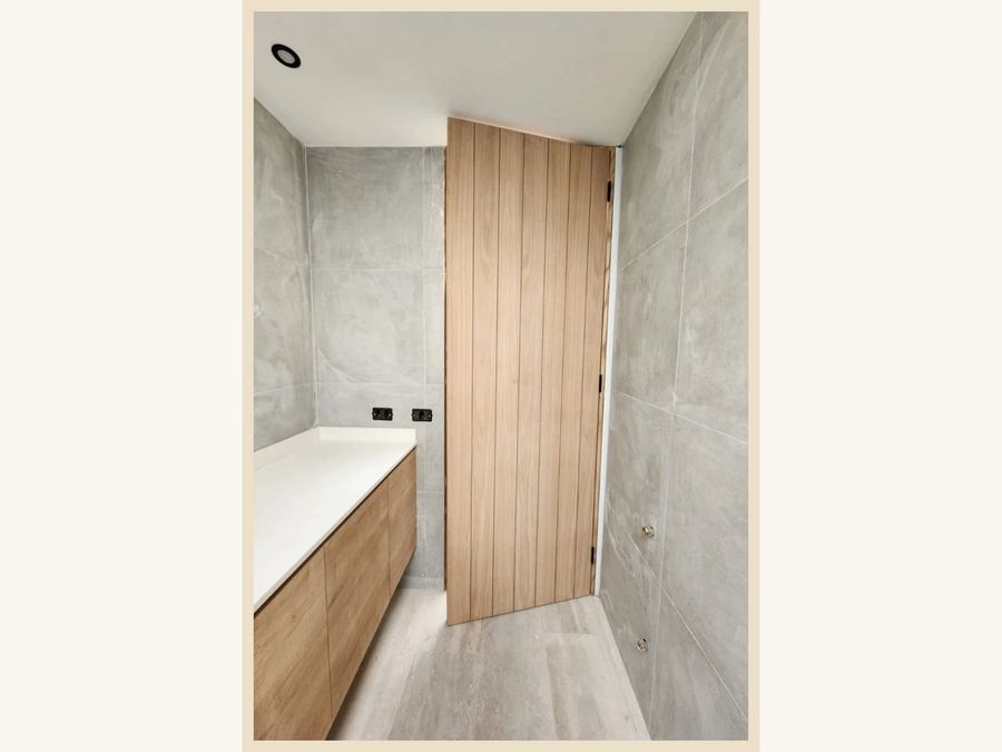 Puerta de Abatir MDF enchapada en Encina Blanca vertical con canterías