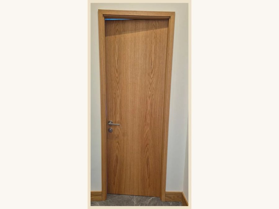 Puerta MDF enchapada en Encina Roja vertical