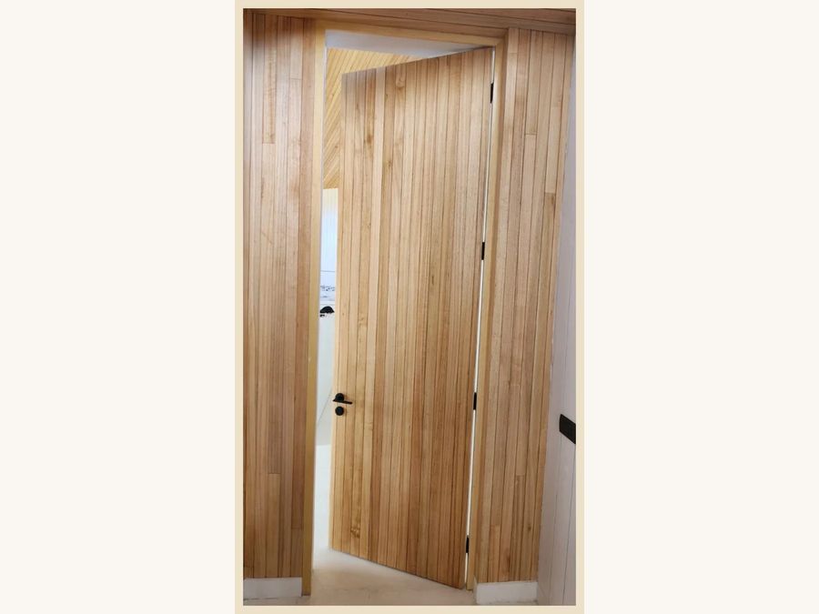 Puerta de abatir revestida en tablas de Eucalipto