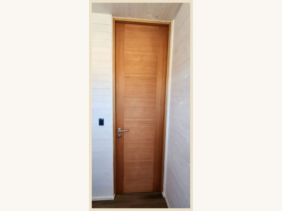 Puerta de abatir modelo Capri sin canterías MDF enchapada en Mara precompuesta
