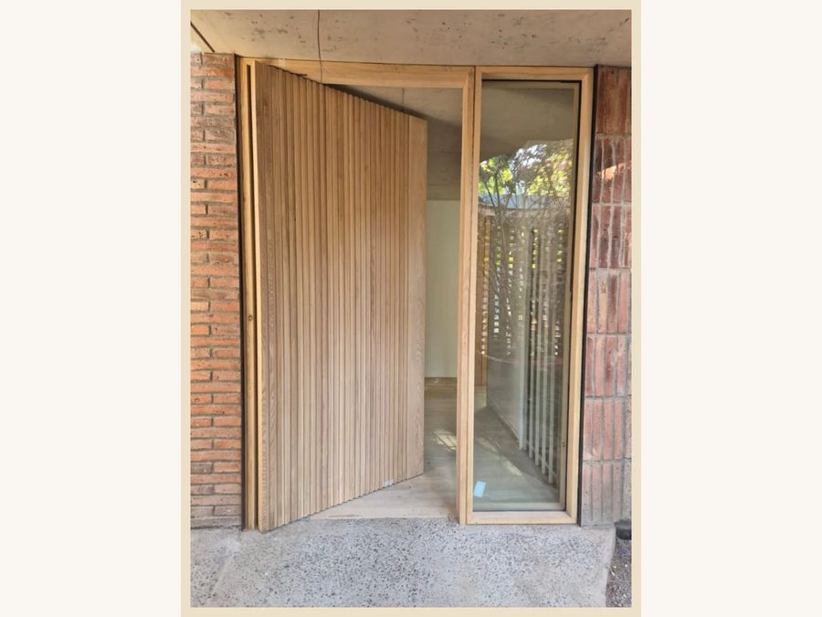 Puerta de acceso en quicio sólida en Roble Americano con tablillas sobrepuestas más lateral fijo para instalar 1 vidrio