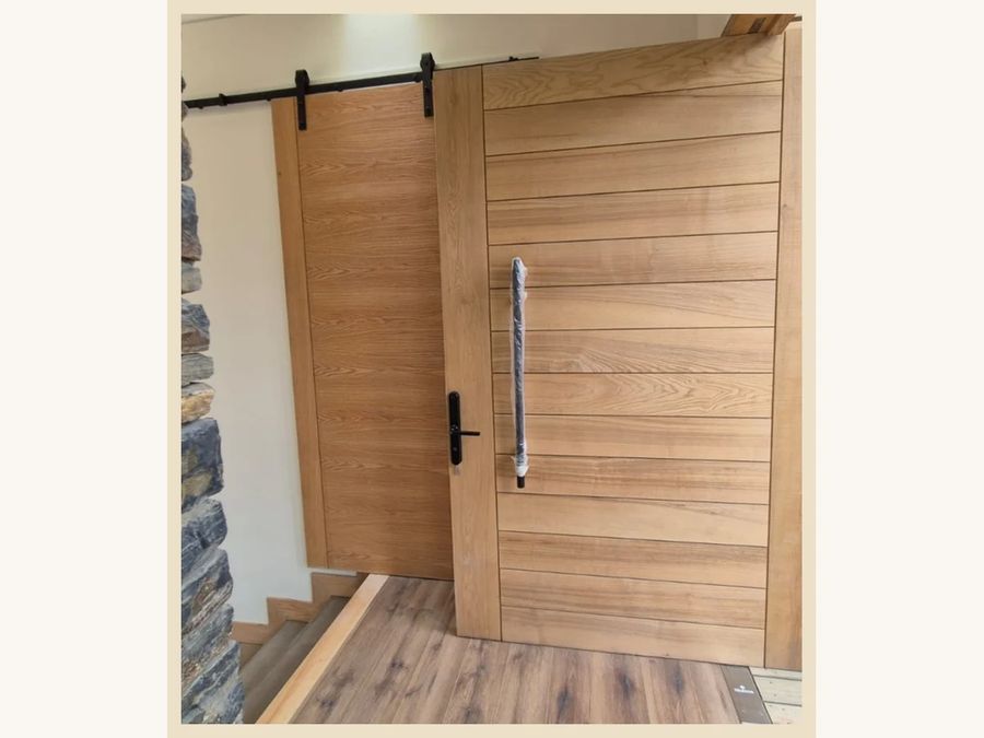 Puerta de acceso en quicio modelo Capri sólida en Roble Americano