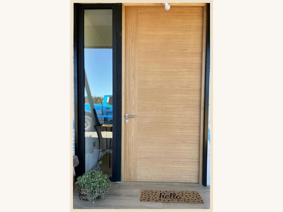 Puerta de acceso modelo Media Capri MDF enchapada en Encina Blanca