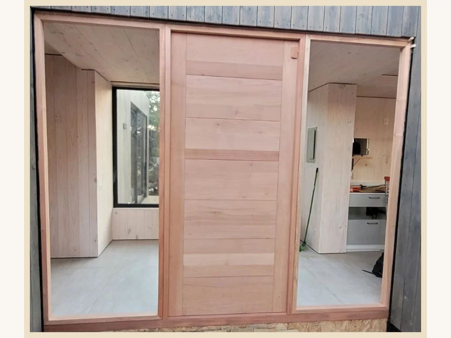 Puerta modelo Capri con 2 laterales fijos sólidos en Mara