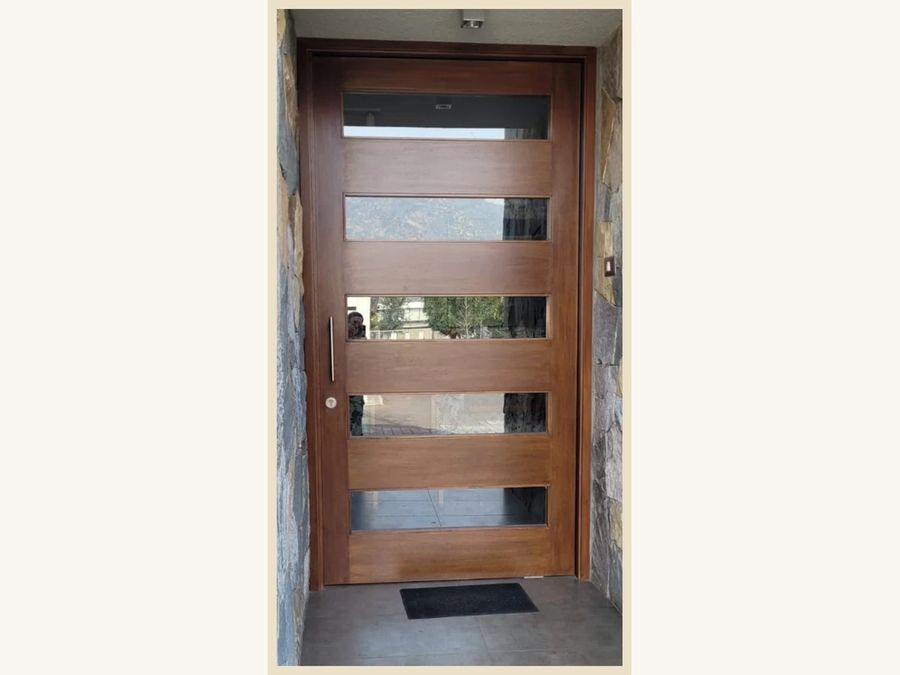 Puerta para instalar 5 vidrios MDF enchapada en Mara