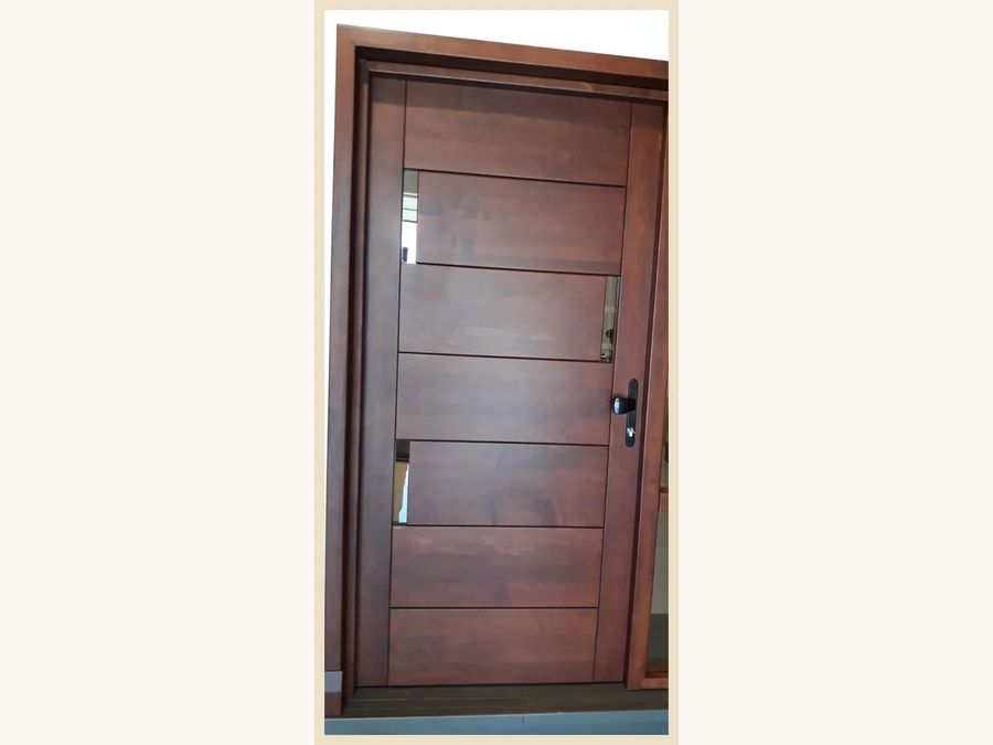 Puerta modelo Capri con vidrios sólida en Raulí