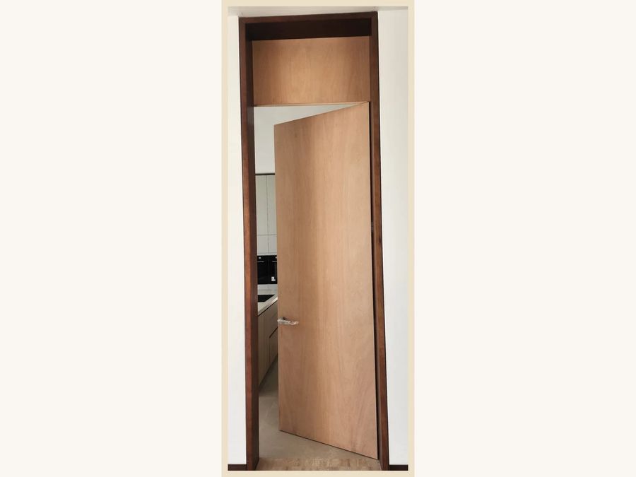Puerta con imposta MDF enchapada en Jequitiba vertical