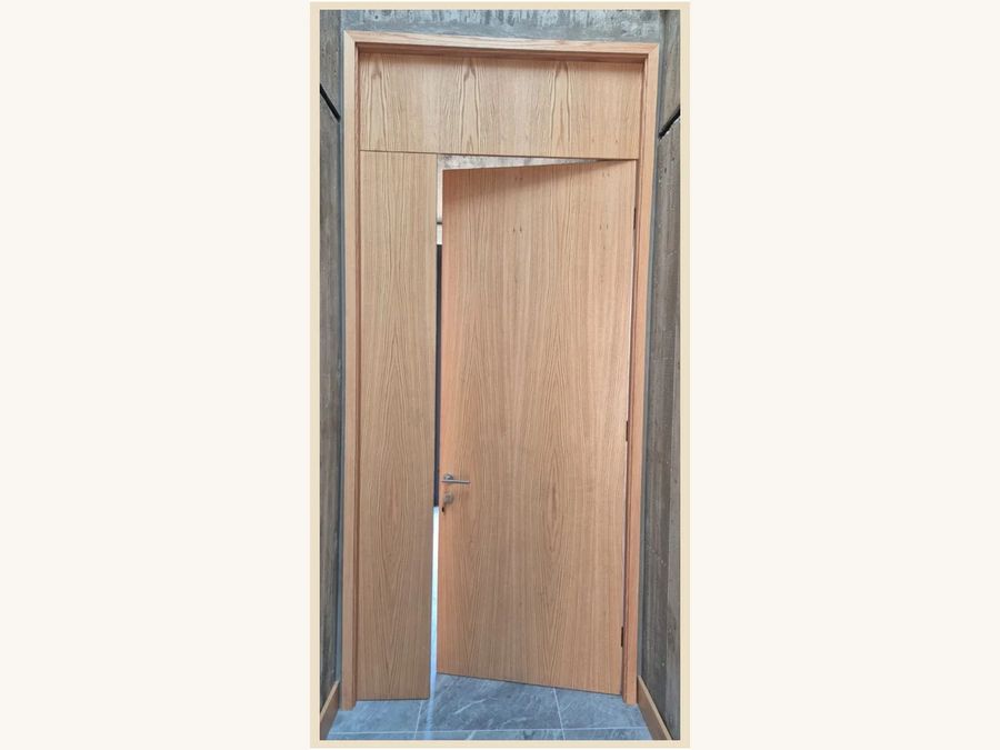 Puerta con imposta más lateral fijo MDF enchapada en Encina Roja vertical