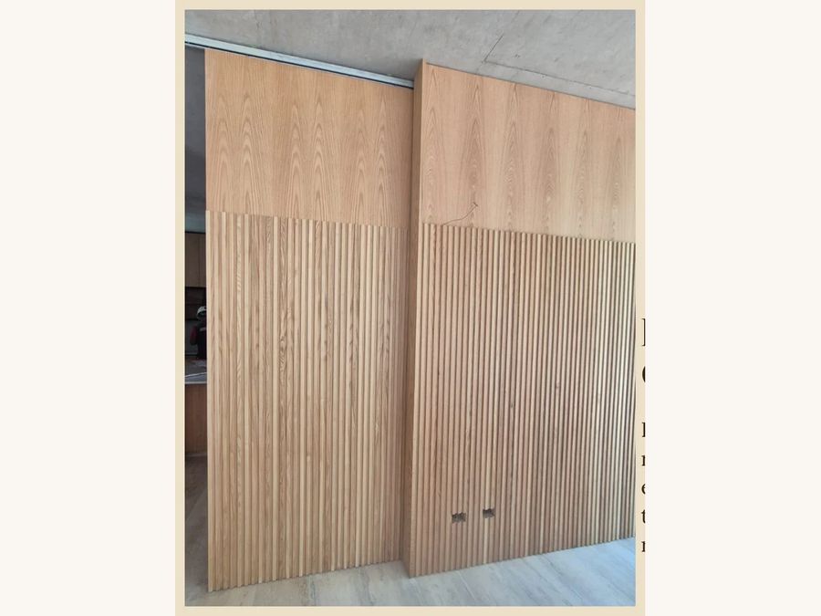 Puerta corredera más revestimiento de muros MDF enchapados en Encina Roja con tablillas sobrepuestas sólidas en Roble Americano