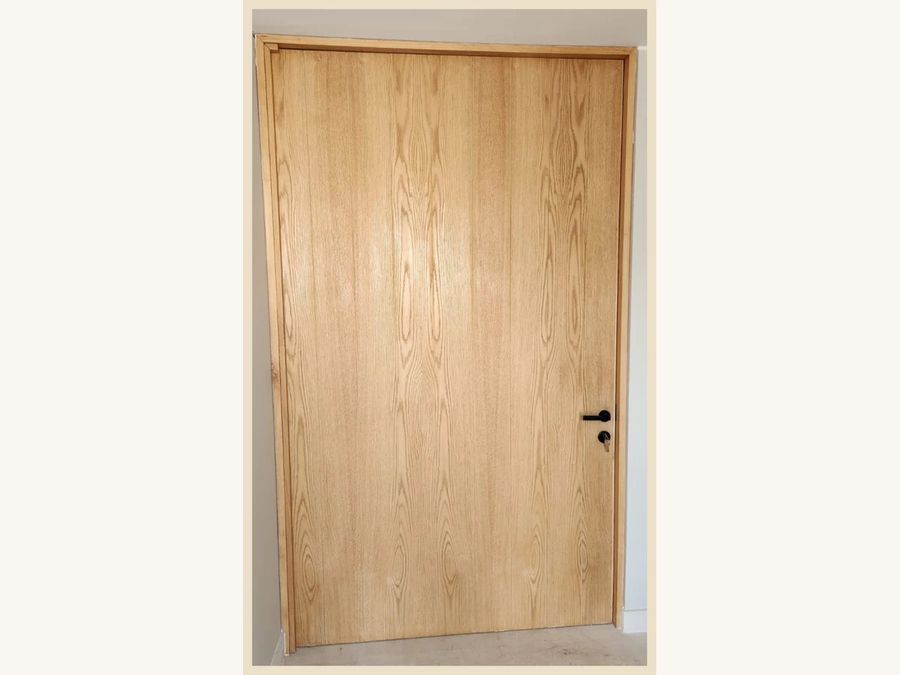 Puerta interior MDF enchapada en Encina Blanca vertical