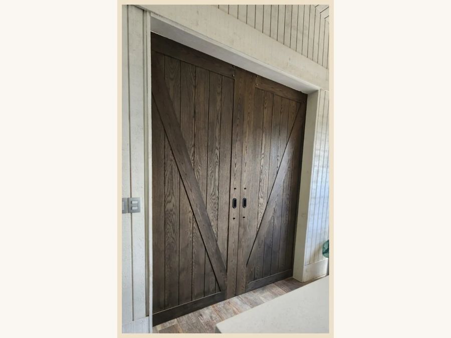 Puerta corredera 2 hojas modelo caballeriza MDF enchapadas en Encina Roja