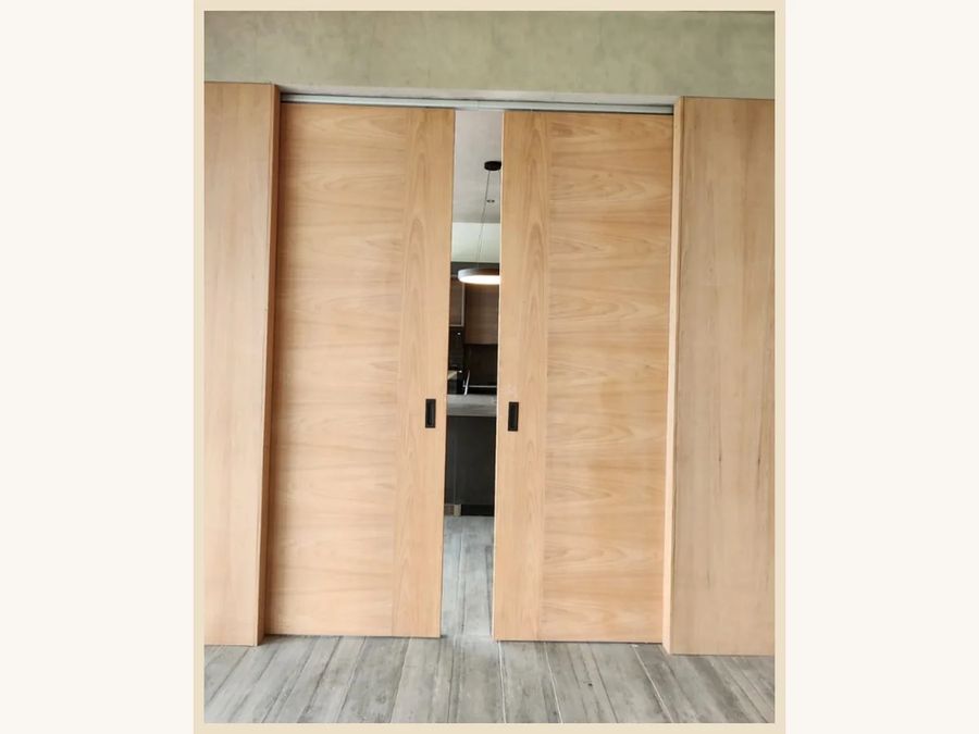 Puerta corredera en 2 hojas modelo Media Capri MDF enchapada en Jequitiba