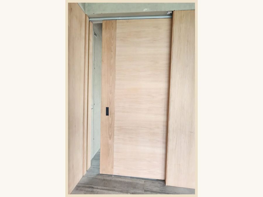 Puerta corredera modelo Media Capri MDF enchapada en Jequitiba