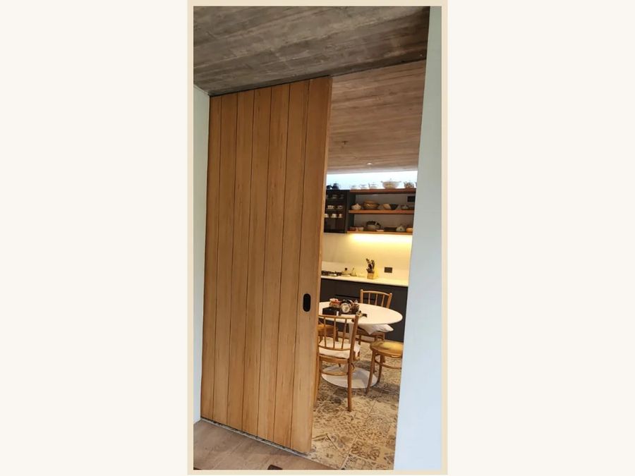 Puerta corredera MDF enchapada en Encina Blanca vertical con canterías