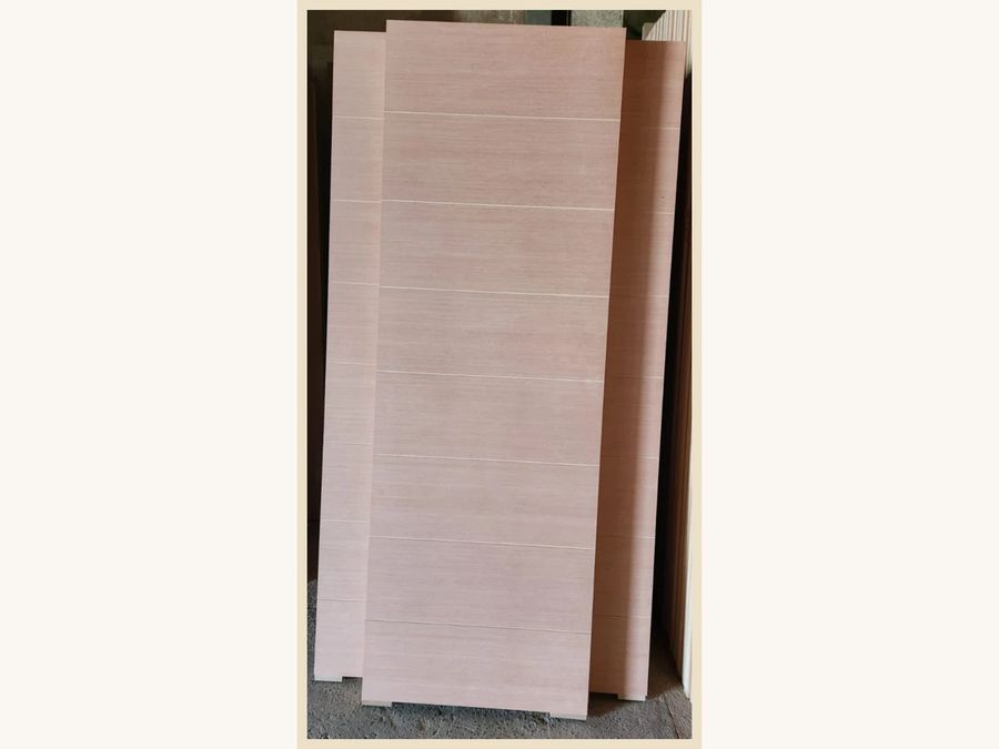 Puerta MDF enchapada horizontalmente en Mara con canterías horizontales modelo Milano