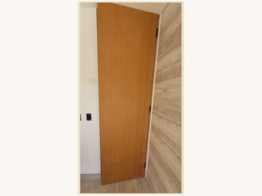 Puerta MDF enchapada verticalmente en Mara precompuesta