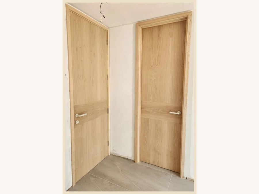 Puerta MDF enchapada en Encina Blanca vertical con barra central horizontal