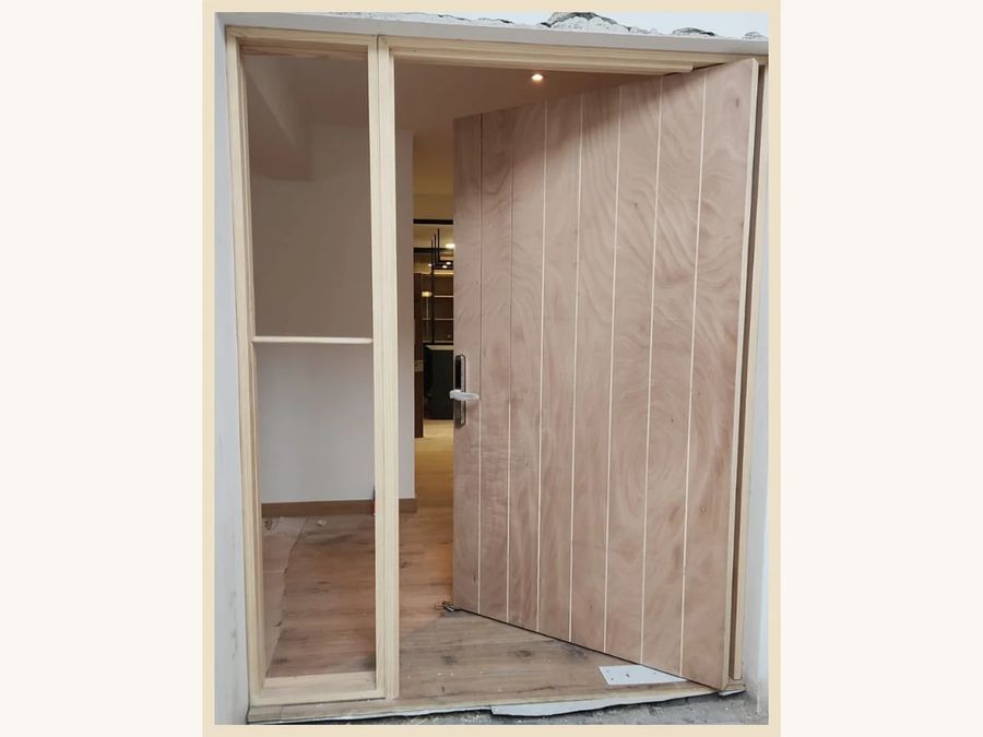 Puerta revestida con terciado marino para intemperie con canterías verticales