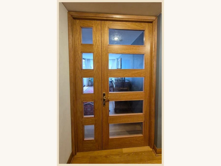 Puerta vidriada en 2 hojas MDF enchapadas en Encina Roja