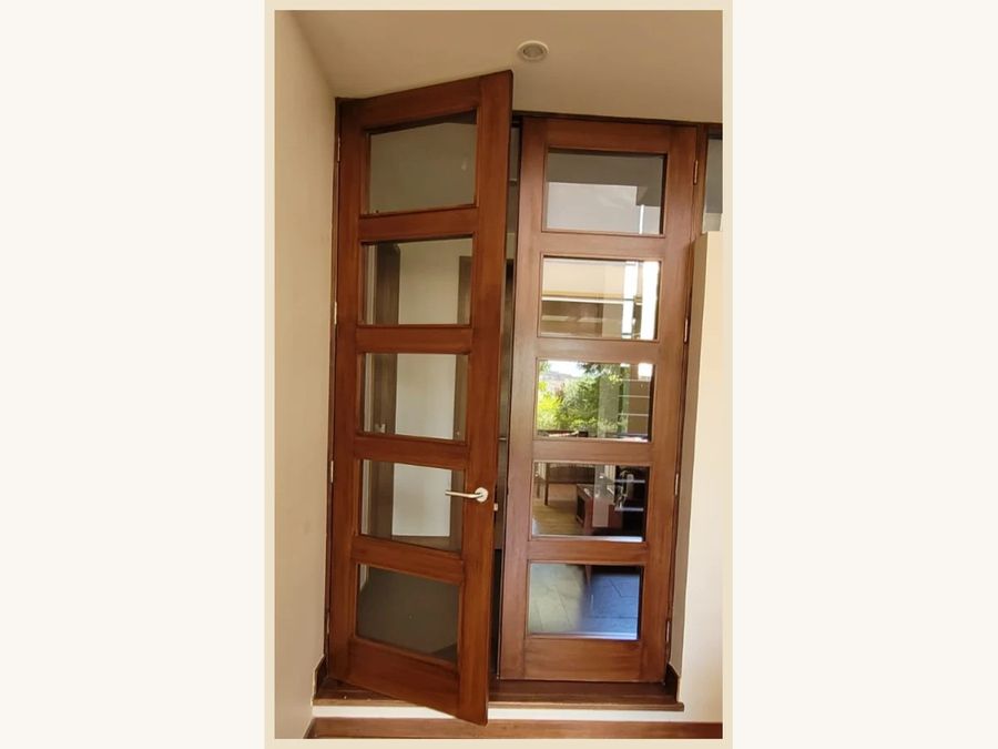 Puerta vidriada en 2 hojas MDF enchapadas en Mara