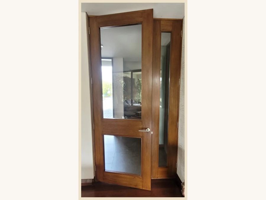 Puerta vidriada con un fijo lateral MDF enchapada en Mara