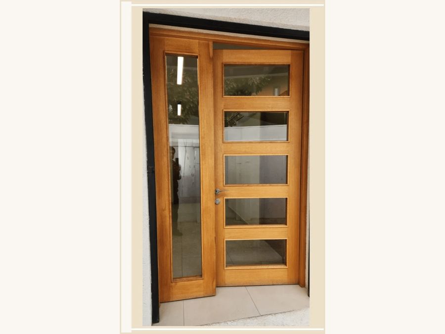 Puerta para instalar 5 vidrios más lateral fijo MDF enchapada en Mara